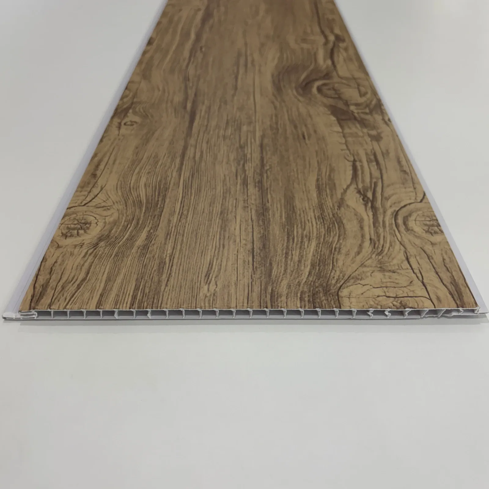 Laminado de PVC
tipo madera — Oyamel Natural