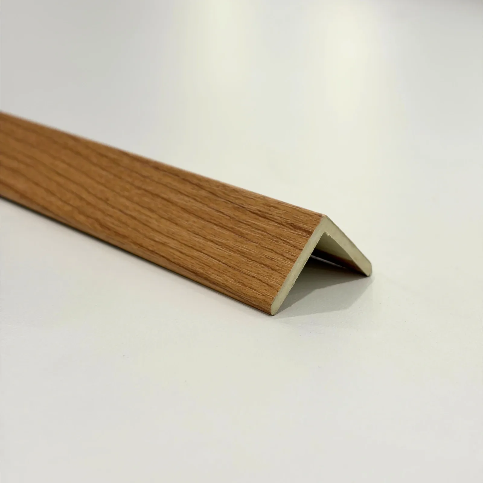Angulo para lambrin interior WPC 2.90m — Zebrano Claro y Roble con fondo negro