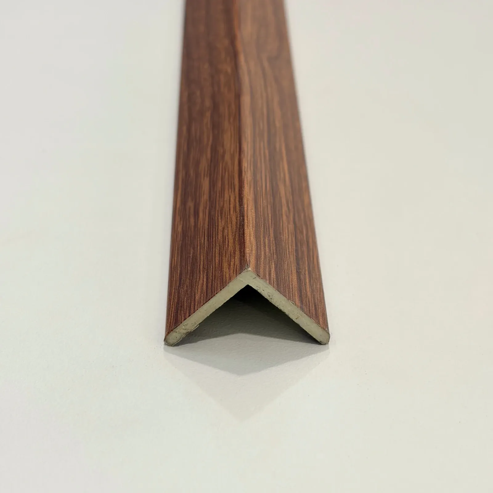 Angulo para lambrin interior WPC 2.90m — Nogal Premium con Fondo negro y Nogal Clásico